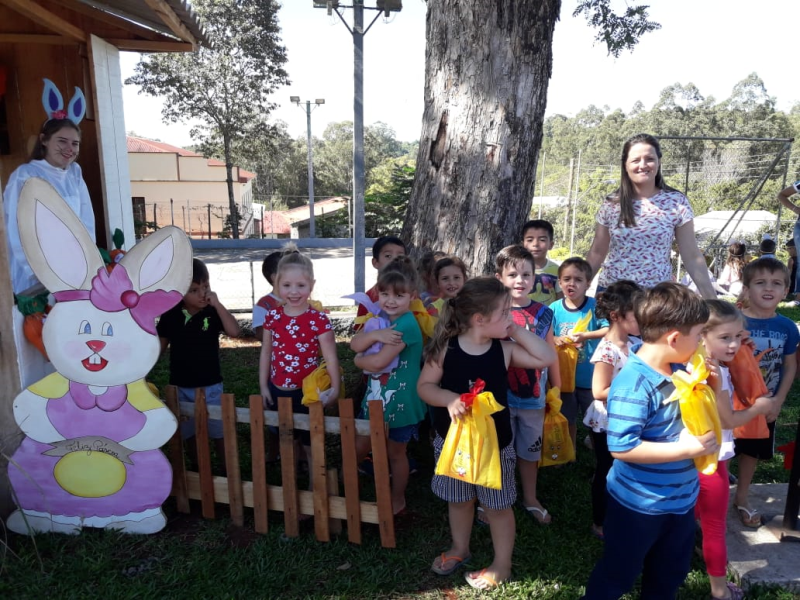 Crianças do Centro Municipal de Ensino Fundamental de Porto Mauá são recebidas pelo Coelho da Páscoa